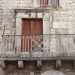 Al portale ad arco segue al secondo livello un balconcino dalle ringhiere in ferro ed una finestra frontonata...